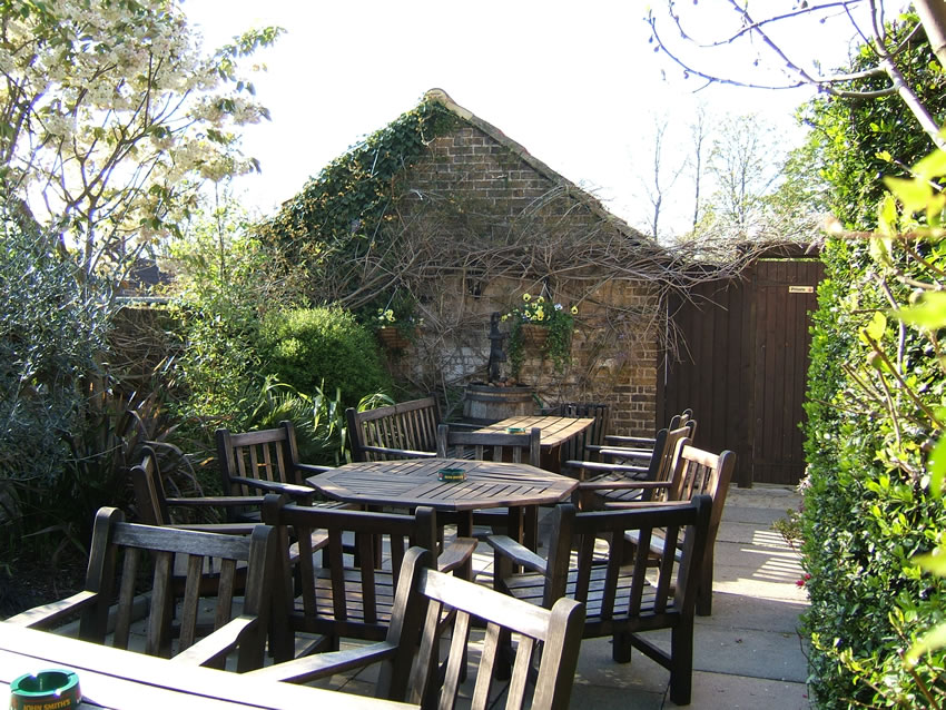 Patio seating area outdoors - The Old Crown Pub Weybridge Surrey