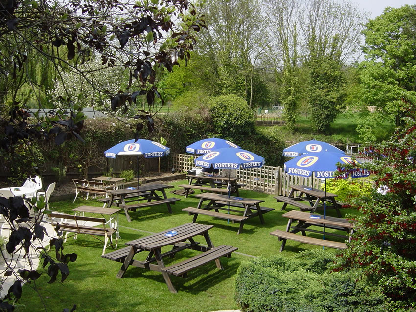 Weybridge Pub Garden - Riverside Lawn Garden